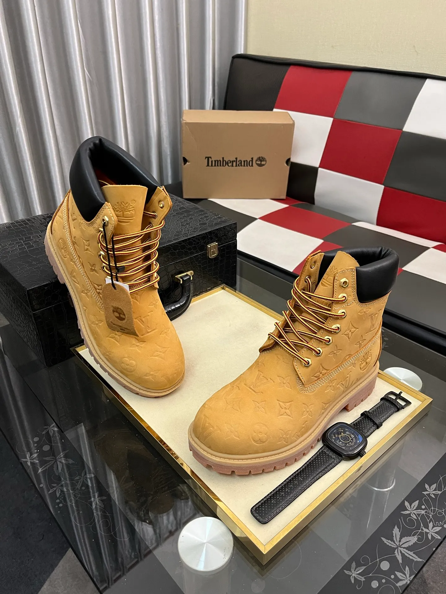 Ex-factory price: 458⌚️⌚️LV x Timberland Timberland joint model Presbyopia Embossed Rhubarb Boots Ankle Boots Short Boots LV x Timberland ankle boots are made of Monogram embossed waterproof nubuck cow leather, relying on the brand's exquisite craftsmanship to carefully reshape the classic Timberland 6-inch boot shape in Italy, with an eye-catching American workwear style. Created by Pharrell Williams 2025 autumn and winter menswear show. Monogram embossed tongue, original Timberland laces and outsole are exquisite details, and the leather label expresses the cooperation logo. Exquisite packaging at the delivery counter🛍📦 ▪️Material: Original customized imported first-layer cowhide ▪️Inner lining: Original customized leather lining/mesh lining ▪️Outsole: Original molded rubber material ▪️Sole thickness: 3.5CM ▪️Size: 38-44